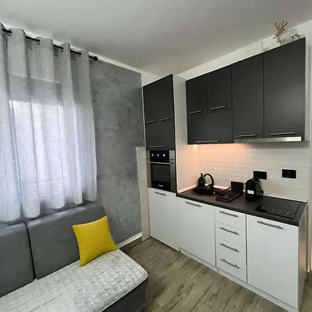 Hill Apartment *